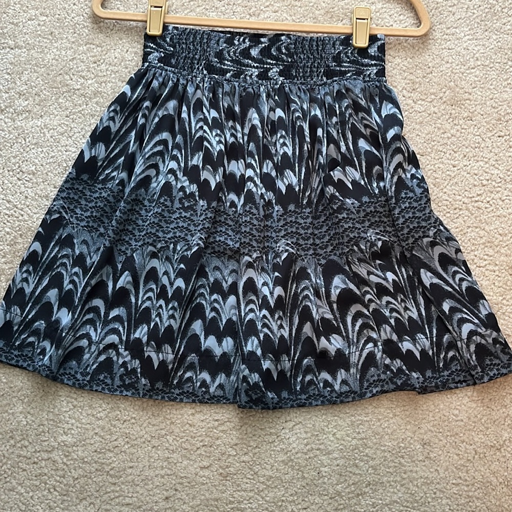 BANANA REPUBLIC Elegant Black and Gray Flowy Skirt - Size XS
